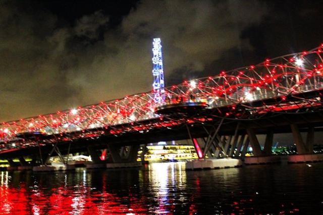 夜晚克拉湖沿岸燈光璀璨 新加坡是世界四大金融中心之一