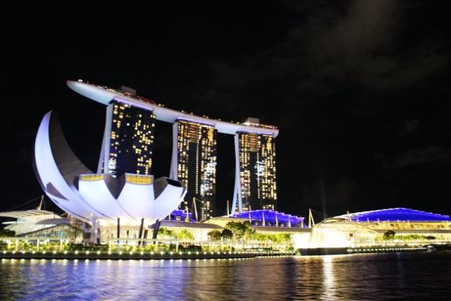 夜晚克拉湖沿岸灯光璀璨 新加坡是世界四大金融中心之一